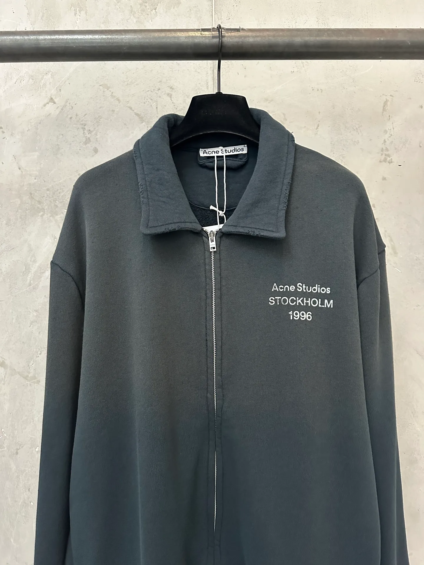 Acne Studios 26FW lapel zipper sweatshirt jacket. Fabric: Made of washed distressed terry cotton, ready-to-wear dyeing process, with Retro distressed and faded texture, and the edges of the collar are frayed and raw. Details: White embroidered text "Acne Studios STOCKHOLM" on the left chest; metal zipper (the original uses Lampo zipper); ribbed hem and cuffs, short length, optimized body proportions. The picture shows the carbon black/dark charcoal gray distressed color custom hardware, threads, accessories, plate alignment, men and women, Same Style Color: Dark Charcoal Gray, Light Green Size: XS S M L
